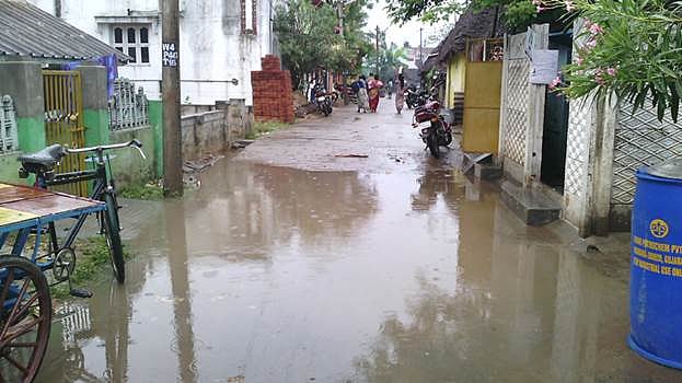 சிதம்பரத்தில் பலத்த மழை: சாலைகளில் பெருக்கெடுத்து ஓடிய மழைநீர்